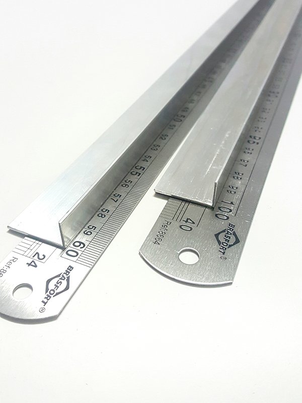 Foto RÉGUA DE AÇO INOX COM PROTEÇÃO